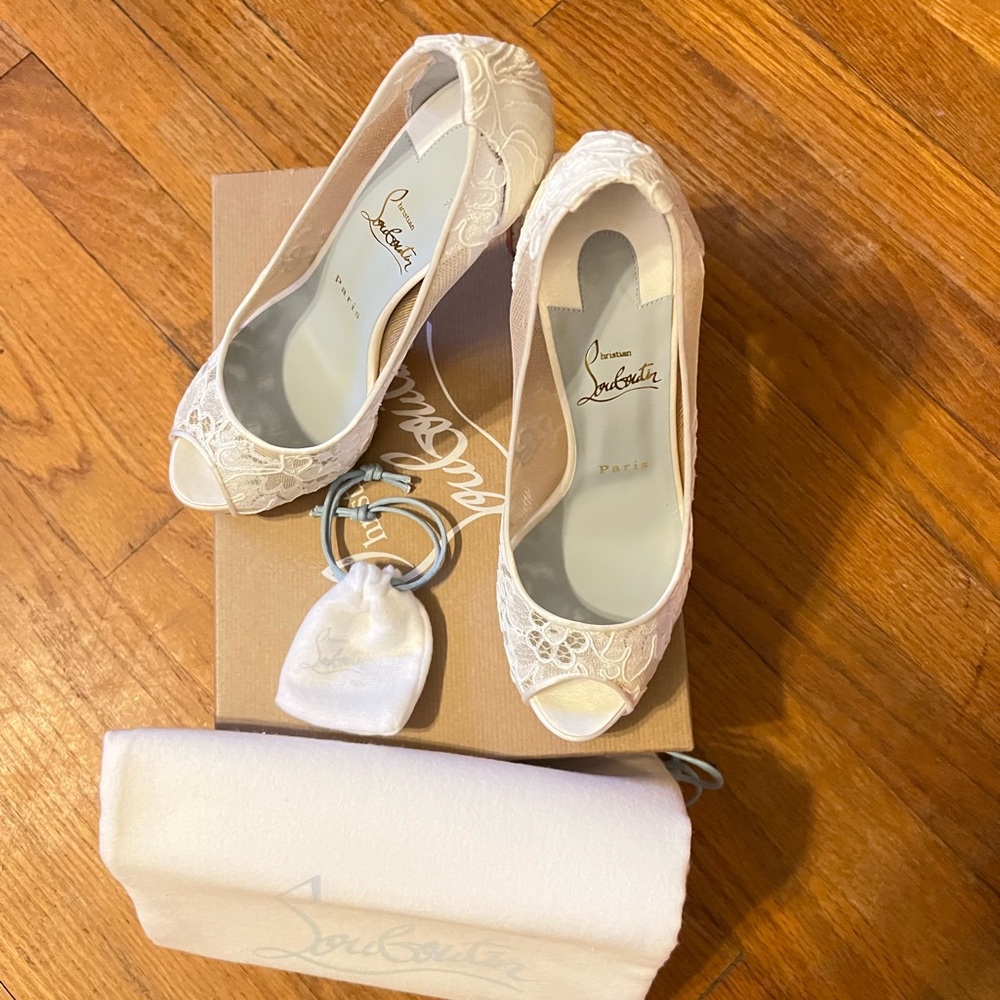 NIb Christian Louboutin white very lace peep toe platform pump-Sz 38-run small